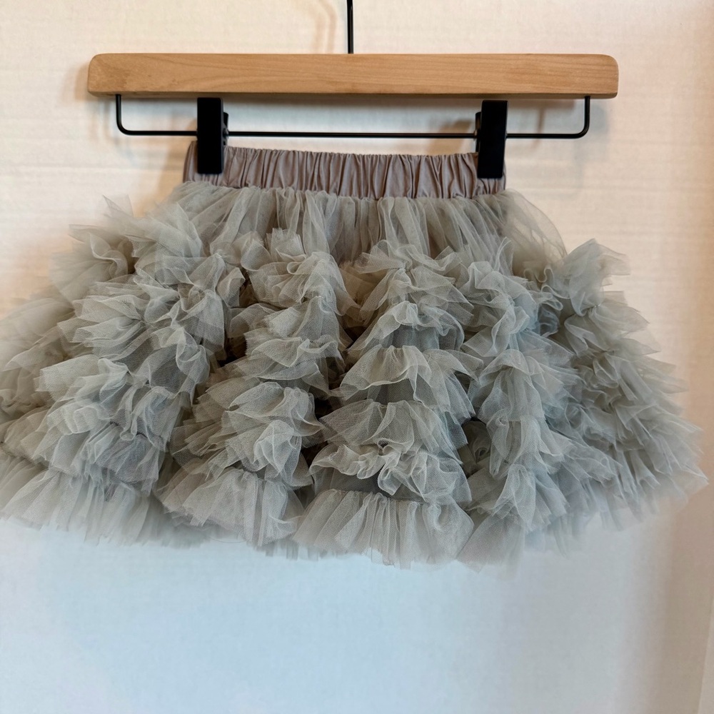 Elegant Ruffled Tulle Skirt Like New size 100 or 4T